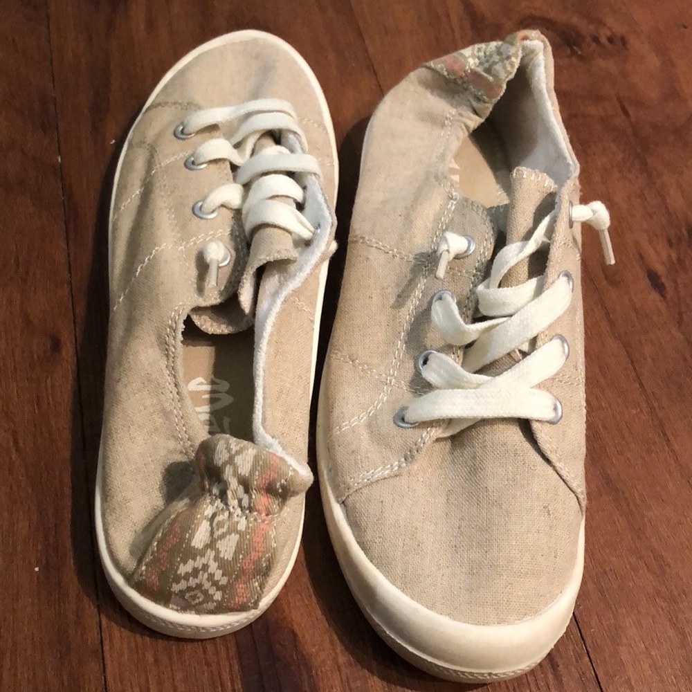 Slip-on lightweight sneakers